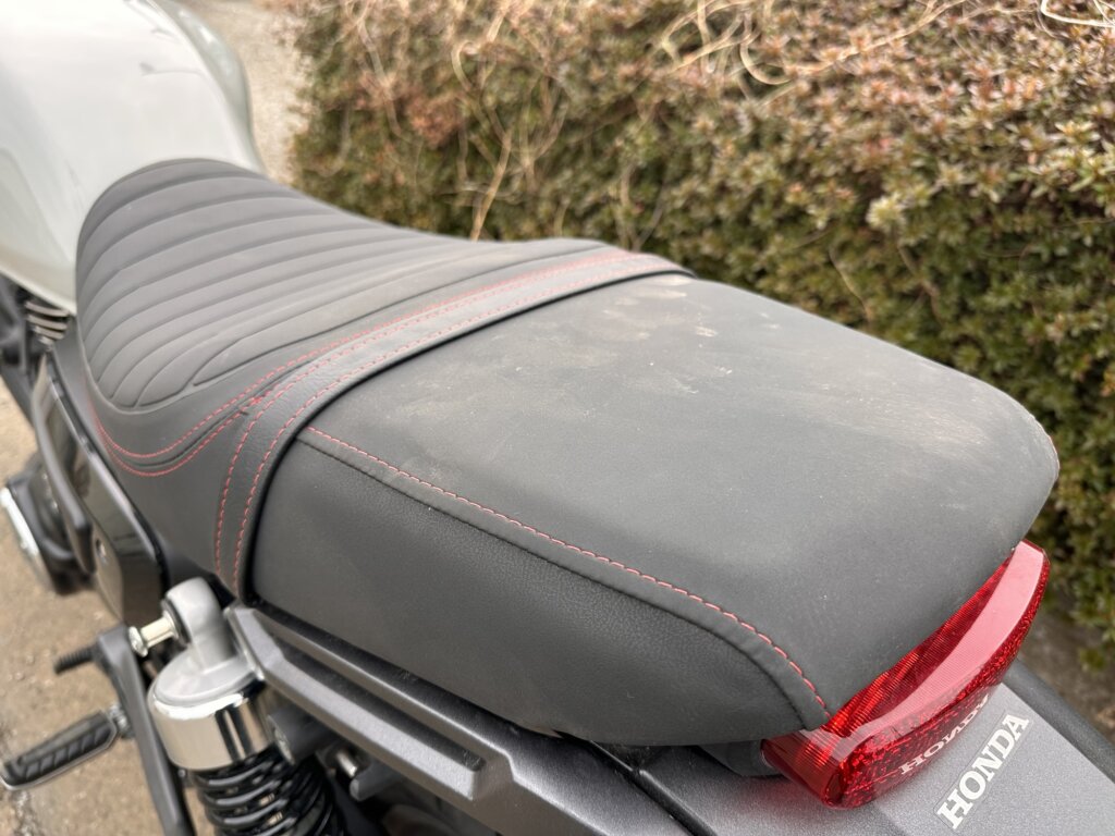 ホンダGB350Sのシート周辺写真。シート表皮の状態が確認できる。