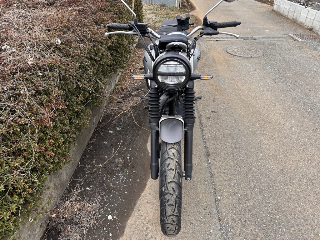 ホンダGB350Sを正面から撮影した写真。ヘッドライトやフロント周りが確認できる。
