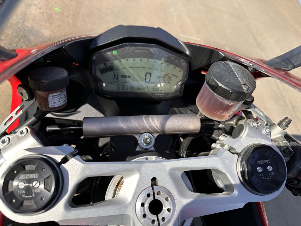 ドゥカティ959パニガーレのメータークローズアップ。デジタル表示に走行距離6307km。