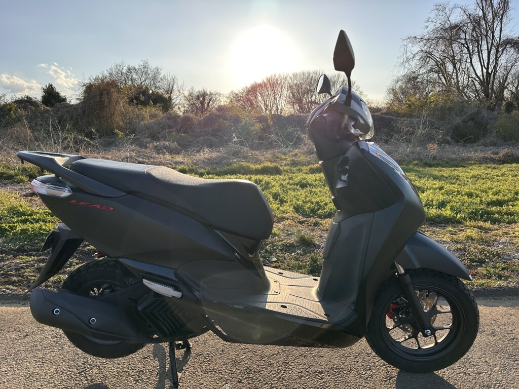 ホンダ リード125(2023年モデル)を右側から撮影。マットブラックの塗装が美しく保たれている。
