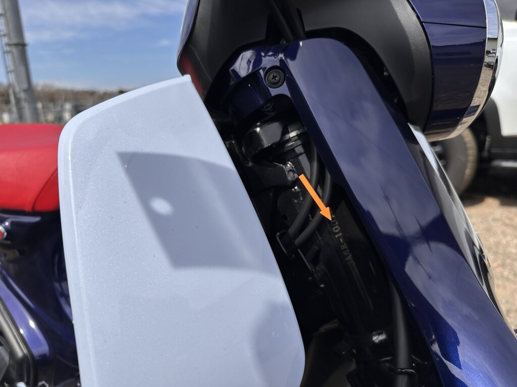 スーパーカブC125の車台番号(フレーム番号)が刻印された箇所のアップ。