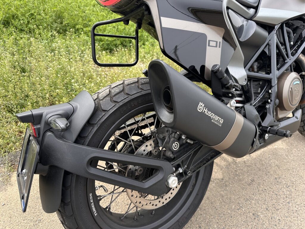 スバルトピレン701のリアホイールと純正サイレンサー部分の写真。ピレリ製タイヤとスポーティなマフラーが装備されている。


