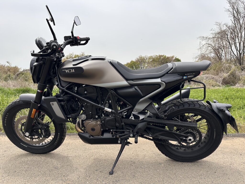 ハスクバーナ スバルトピレン701の左側面写真。細身の車体に剛性の高いトレリスフレームが組み合わされている