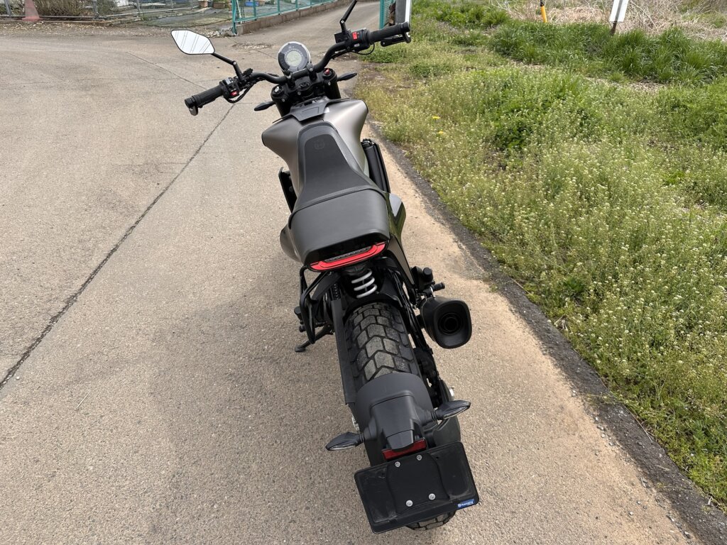 ハスクバーナ スバルトピレン701の後方から見た写真。スリムなテールとLEDテールランプがスタイリッシュな印象。