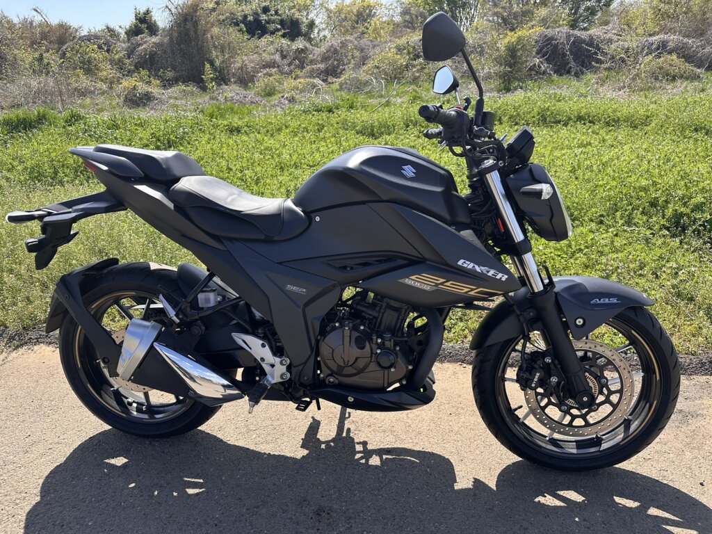 スズキ ジクサー250の左側全体写真。車体デザインのバランスが分かりやすいアングル。