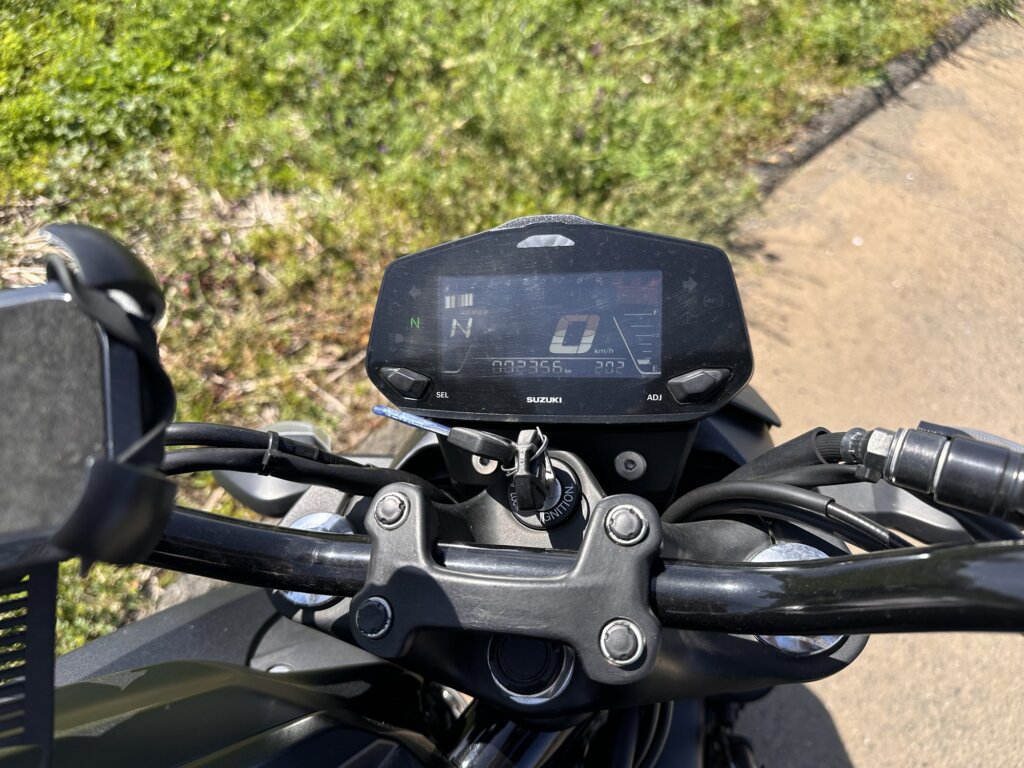スズキ ジクサー250のメーター部分の写真。走行距離2,300km台を表示中。