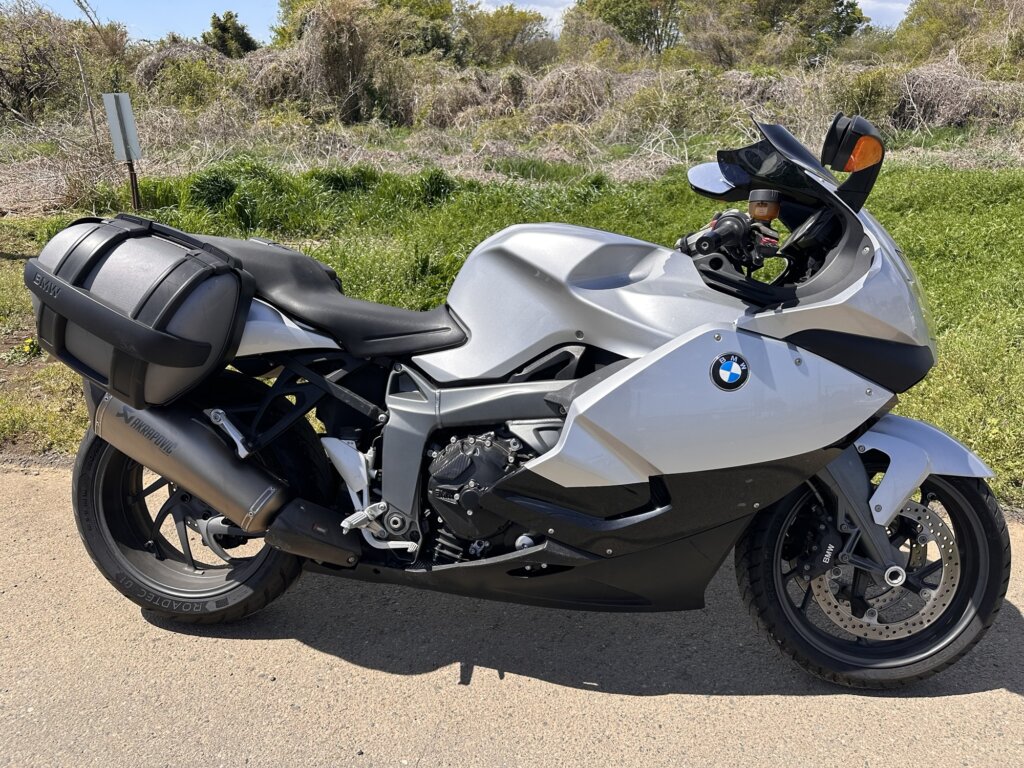 BMW K1300Sの右側全体写真。アクラポビッチマフラー装着車。