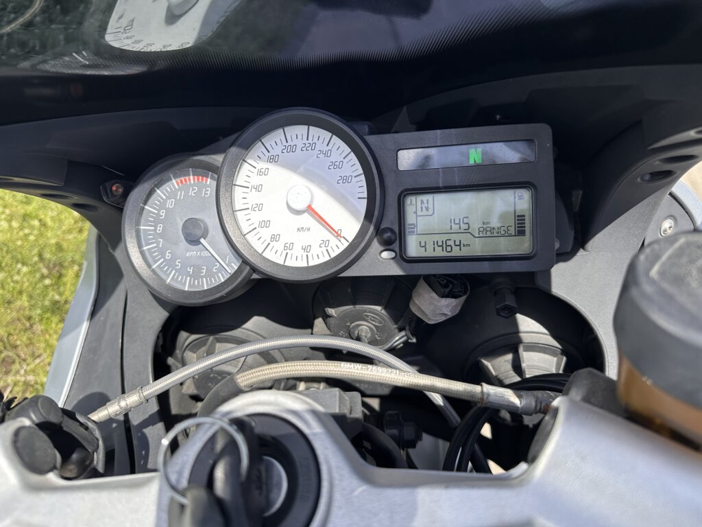 BMW K1300Sのメータークラスターのアップ写真。