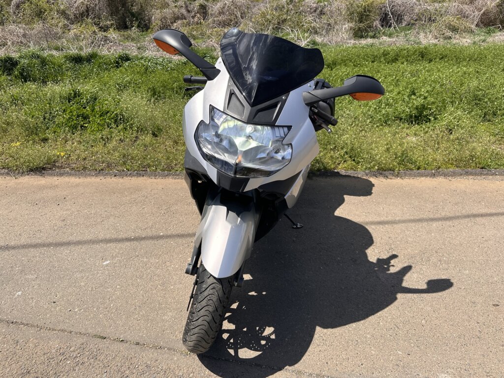 BMW K1300Sの正面写真。独特なヘッドライトデザイン。