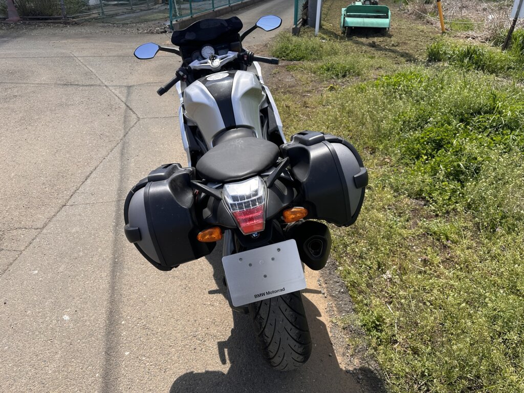 BMW K1300Sの後方写真。パニアケースが装着された状態。