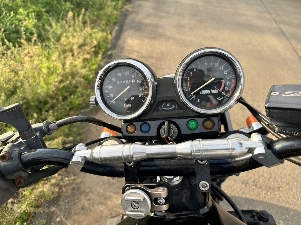 ZRX-IIのメーター周辺の写真