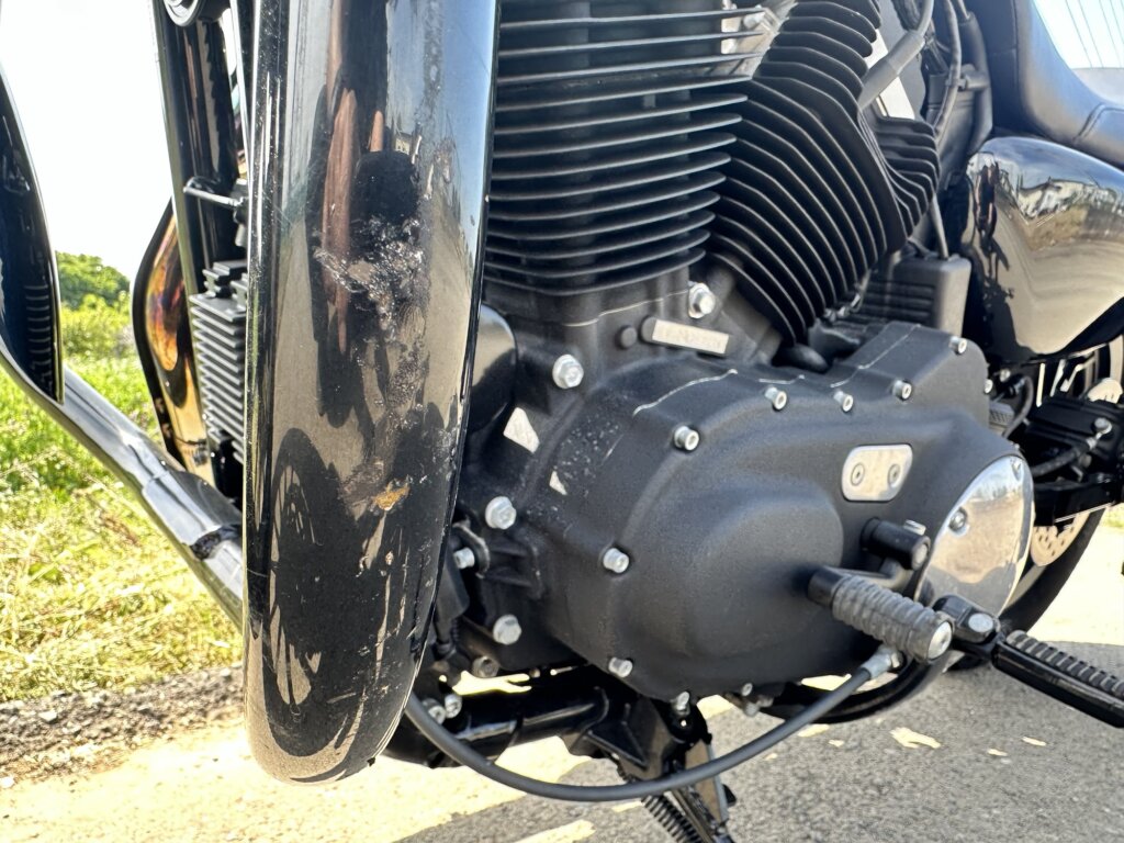 アイアン883 エンジンガード左側面の擦り傷