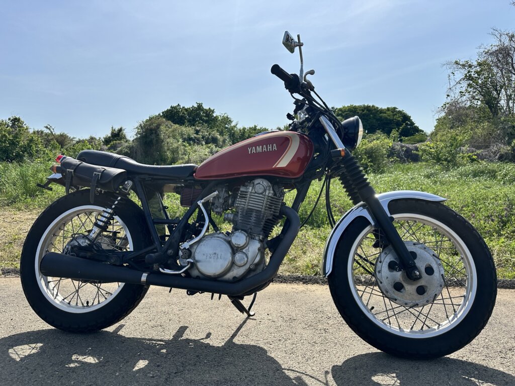 ヤマハSR400の左側写真。社外マフラー装着車。