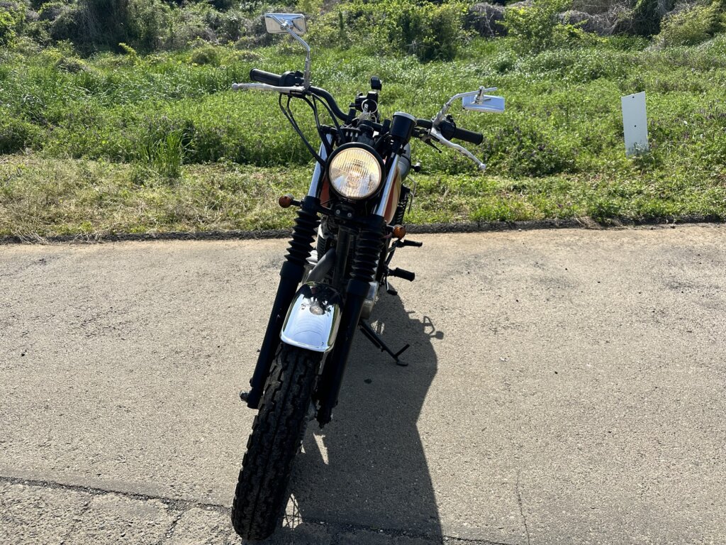 ヤマハSR400を正面から撮影した写真。クラシックな丸目ライトが特徴。