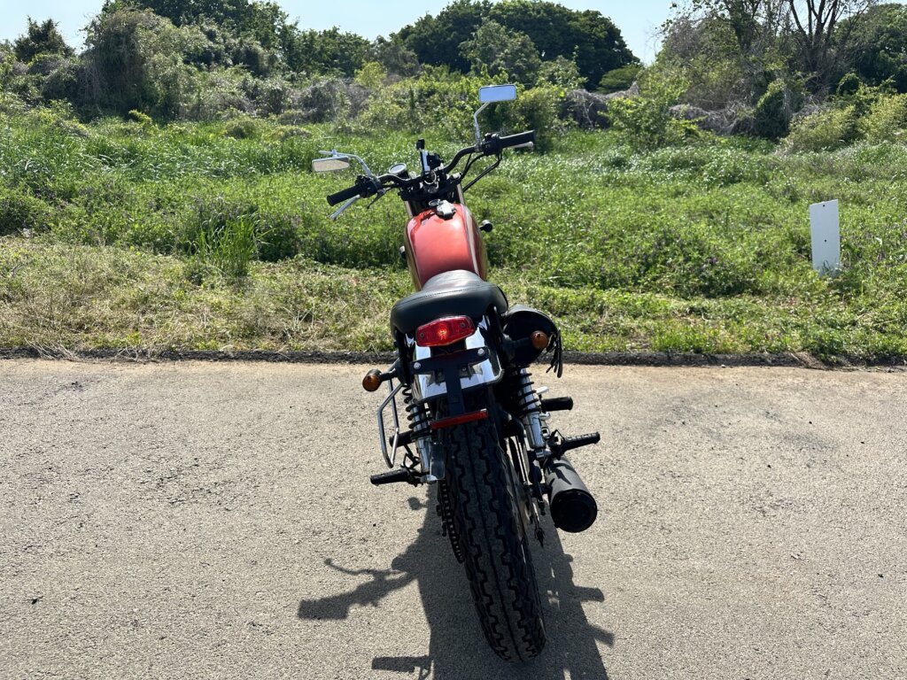 ヤマハSR400の後方写真。リアフェンダーや足回りの状態が分かる。