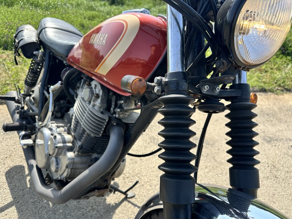 ヤマハSR400のフロントフォーク周辺アップ写真。