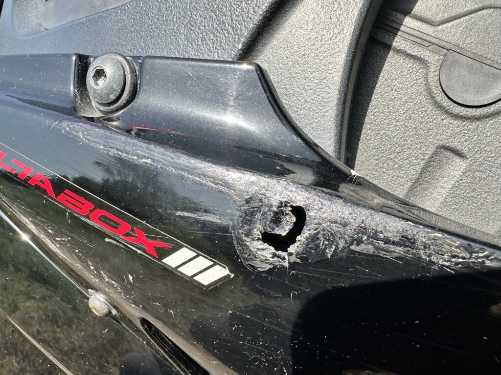 YZF-R6 右サイドカバーの擦り傷と穴あき