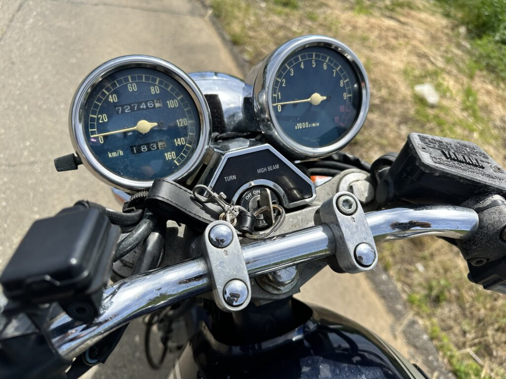 SRV250Sのメーター、走行距離72,746kmを表示