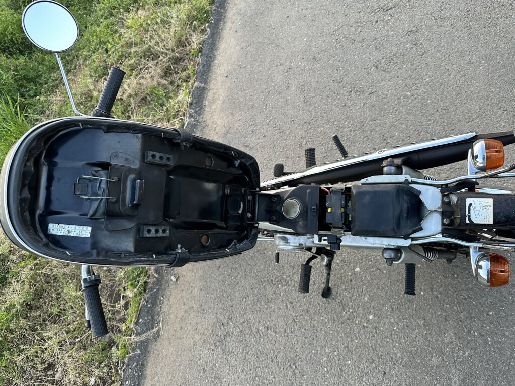 ダックス70のシート下構造。内部のフレーム状態が確認できる。