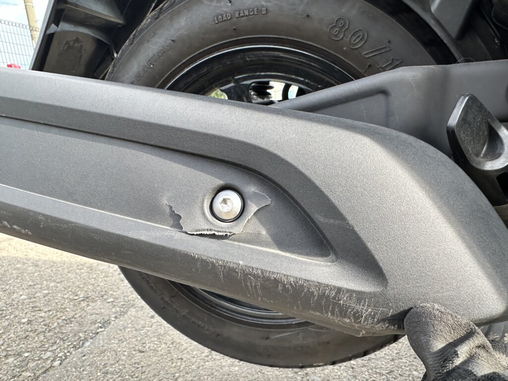 ホンダ タクト ベーシック マフラーカバー 割れとキズのクローズアップ。