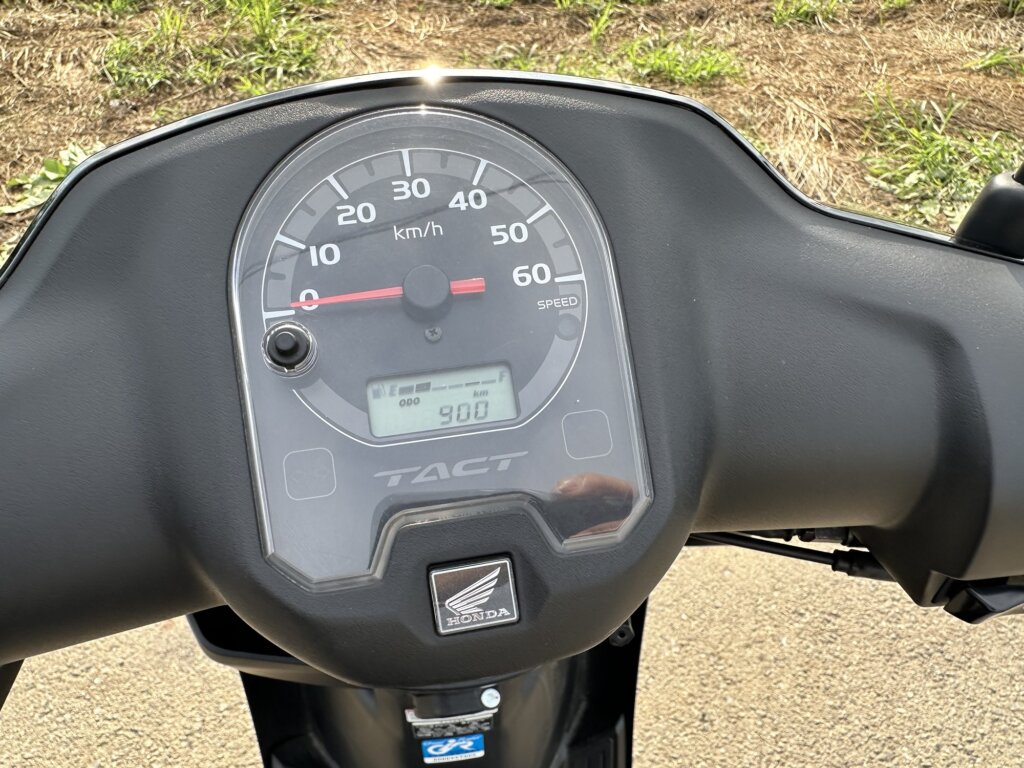 ホンダ タクト ベーシック メーター 走行距離900kmを表示。
