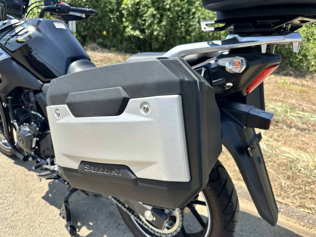スズキVストロームの純正パニアケースのアップ写真。