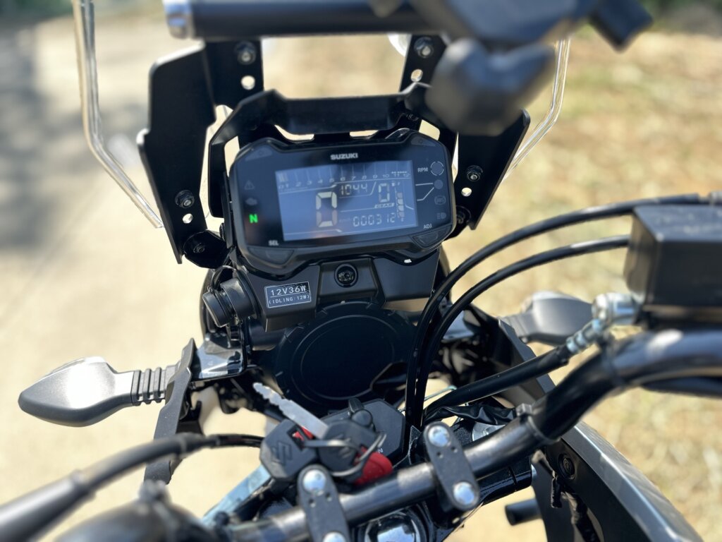 スズキVストロームのメーター表示。走行距離313km。