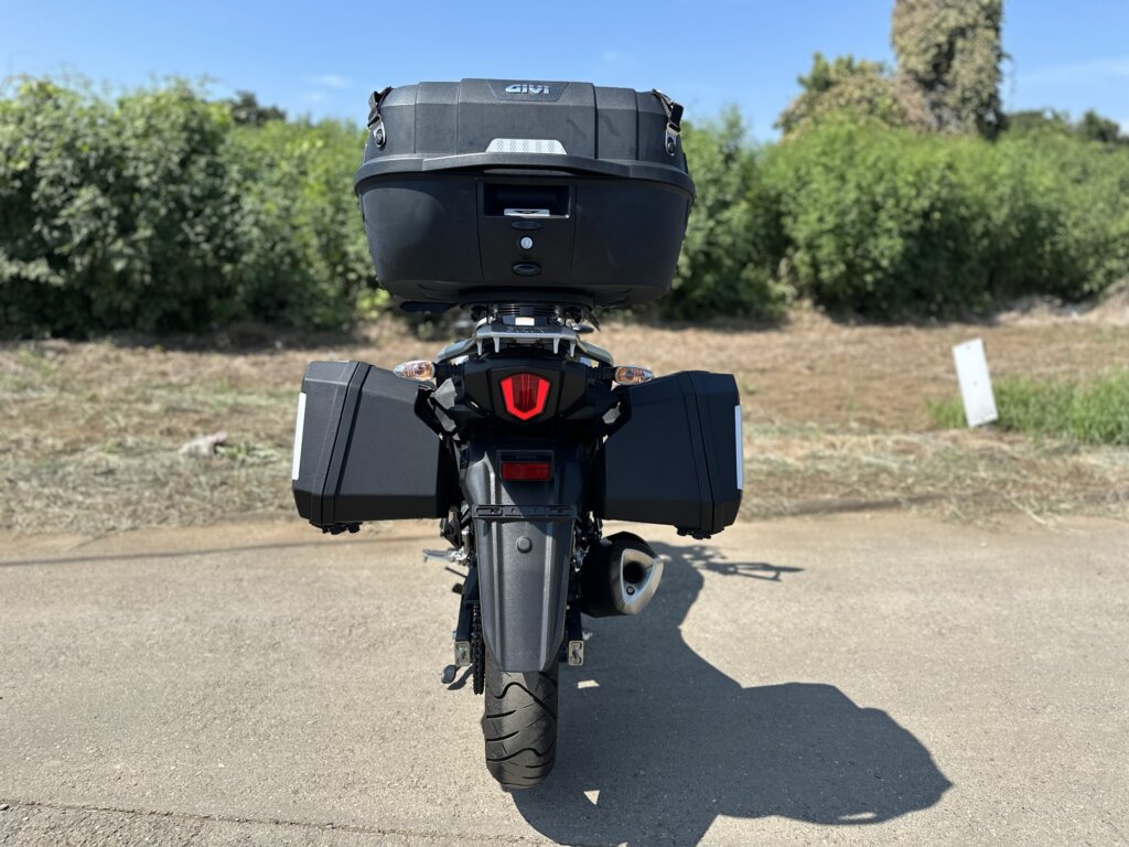 スズキVストローム後方写真。トップケースとサイドケース装着車。