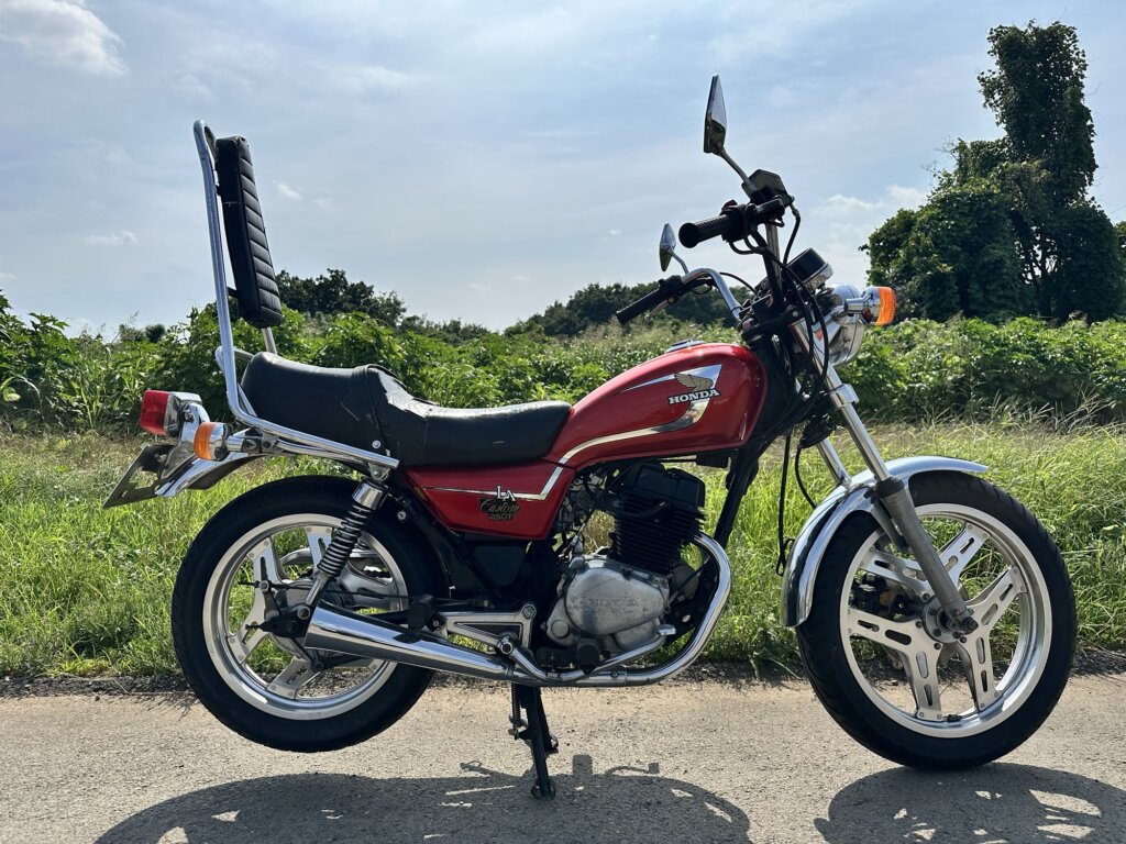 赤いタンクが印象的なホンダ250T LAカスタムの右側面