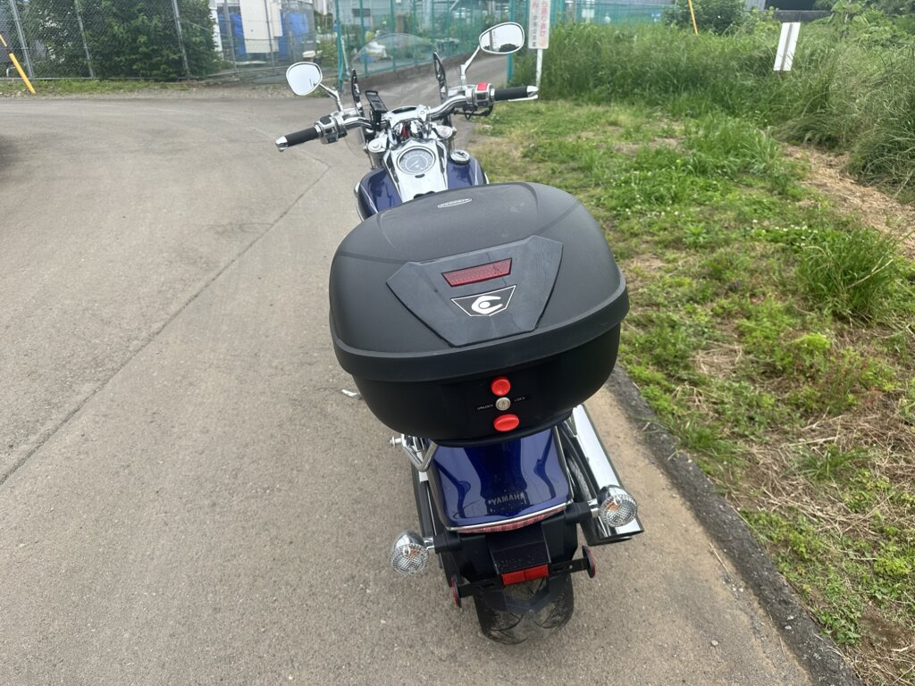 XV1900レイダーのリアビュー。大型トップケース装着状態。