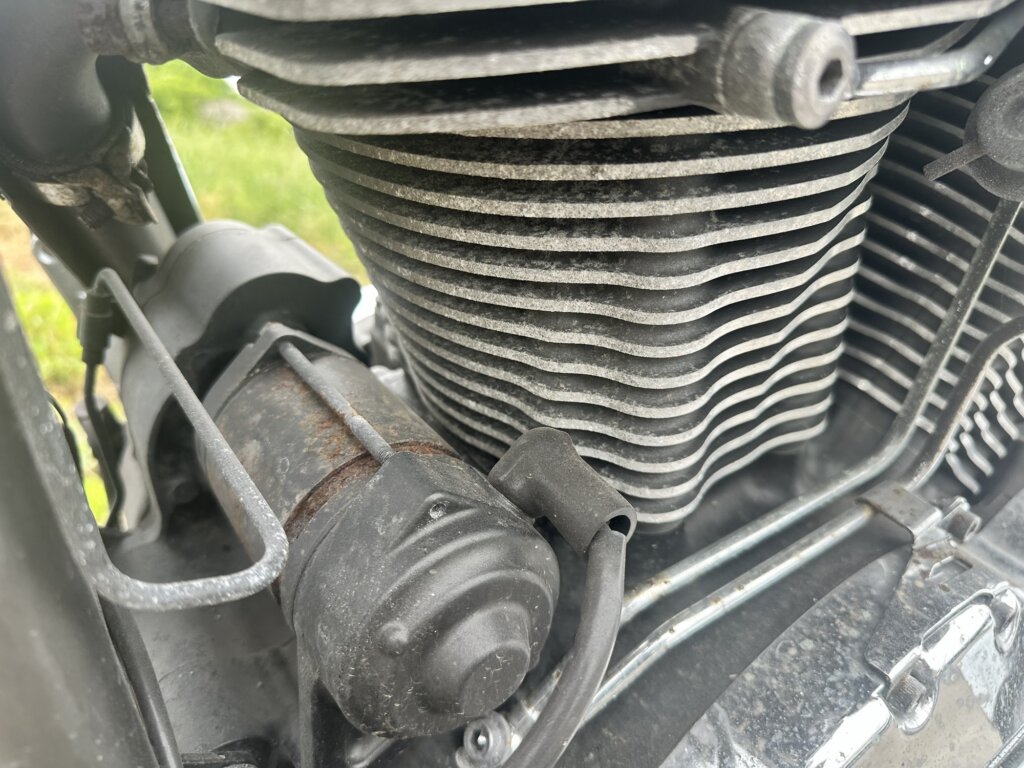 XV1900レイダーのエンジンフィンに錆が発生している状態。