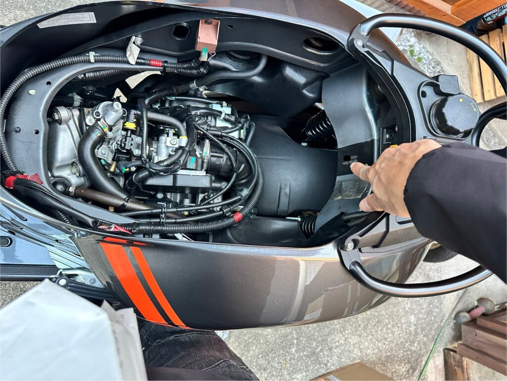 ベスパ GTV300 車台番号の位置 確認 フレーム番号 指差し