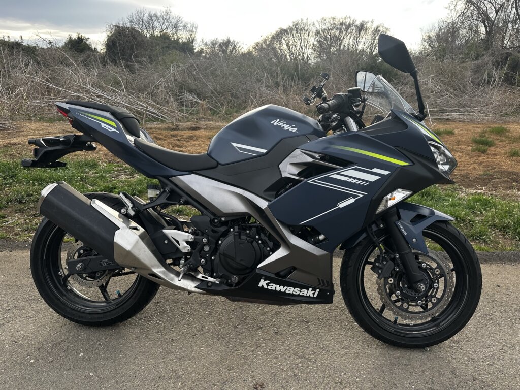 カワサキNinja400 EX400G型の右側全体写真 立ちごけ傷あり車両