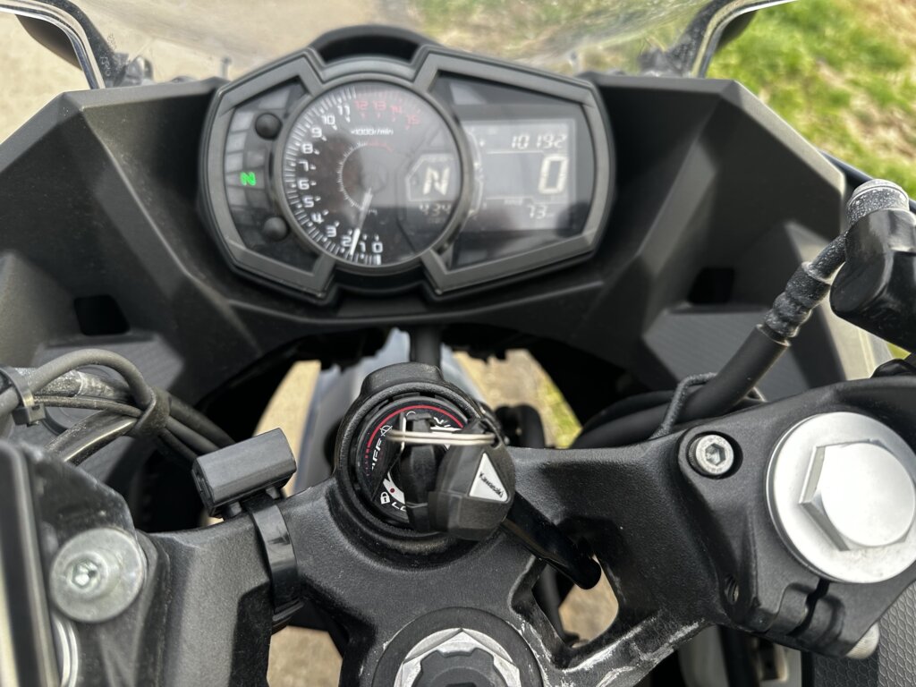 Ninja400のメーター写真 走行距離10195km表示