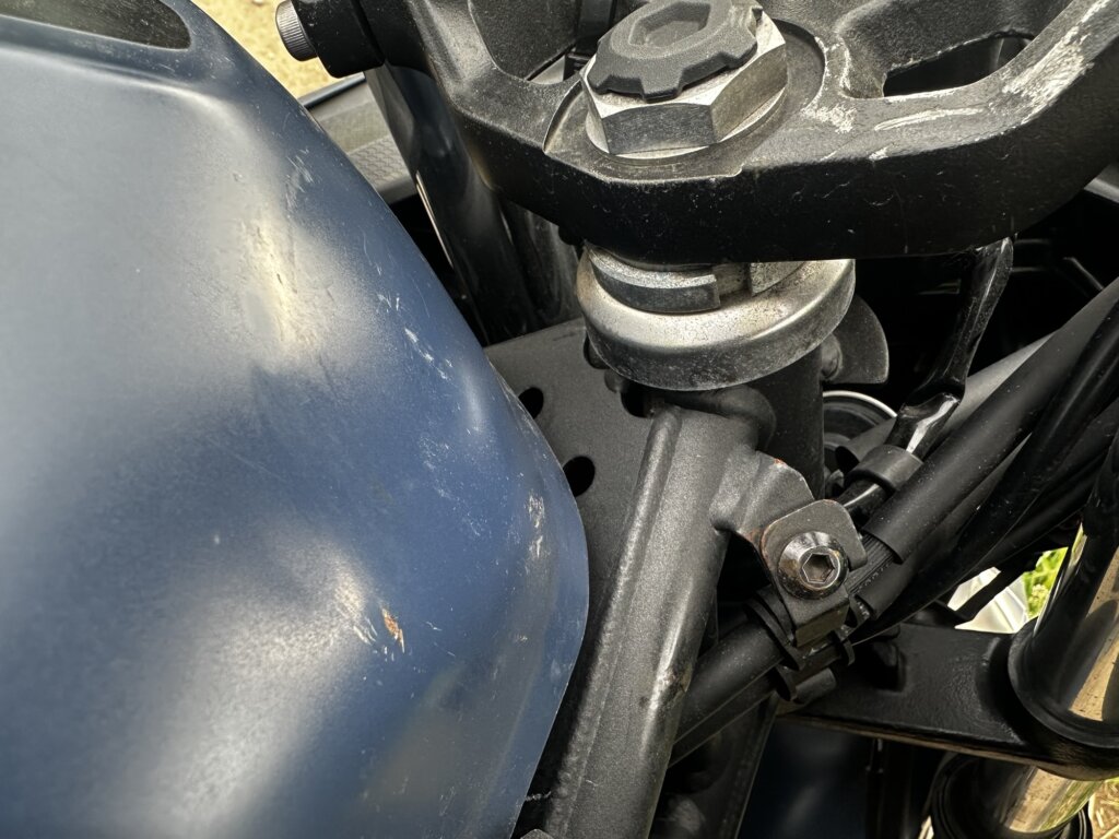 カワサキNinja400のタンク前部にできた凹みと傷の写真