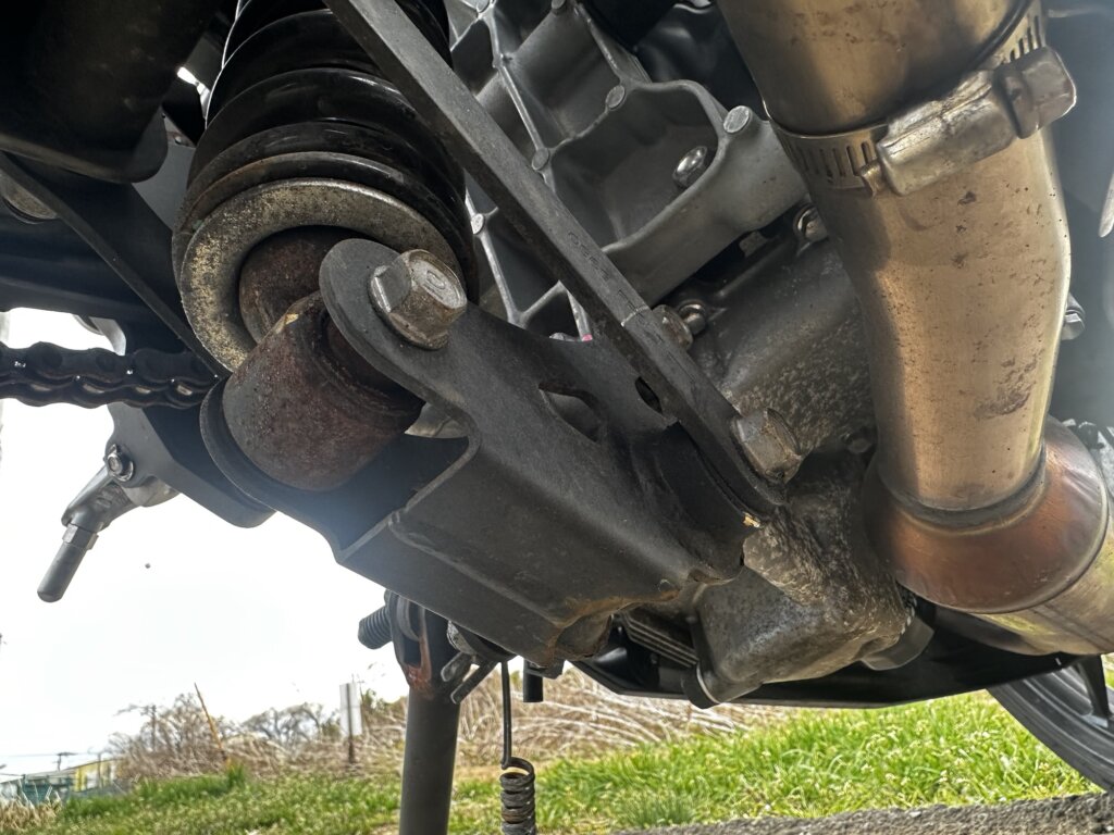 Ninja400下回りの錆写真 サスペンションリンク周辺の腐食状態