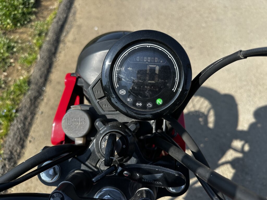 走行距離1115kmの低走行車両 CT125のデジタルメーターと走行距離表示の写真