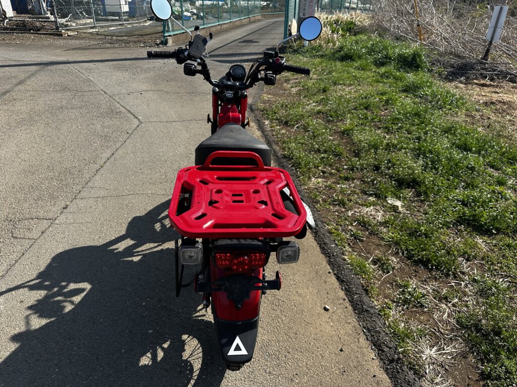 積載力の高い純正大型リアキャリア
CT125後方から大型リアキャリアを写した写真