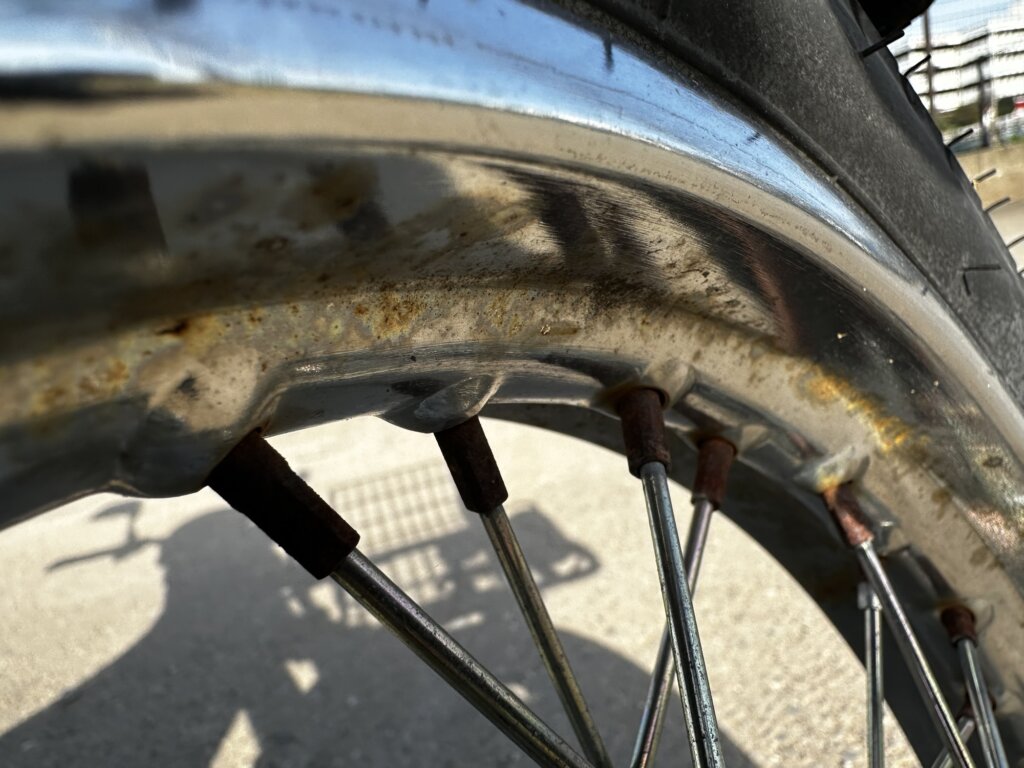 スーパーカブ50プロ ホイールスポークの錆写真