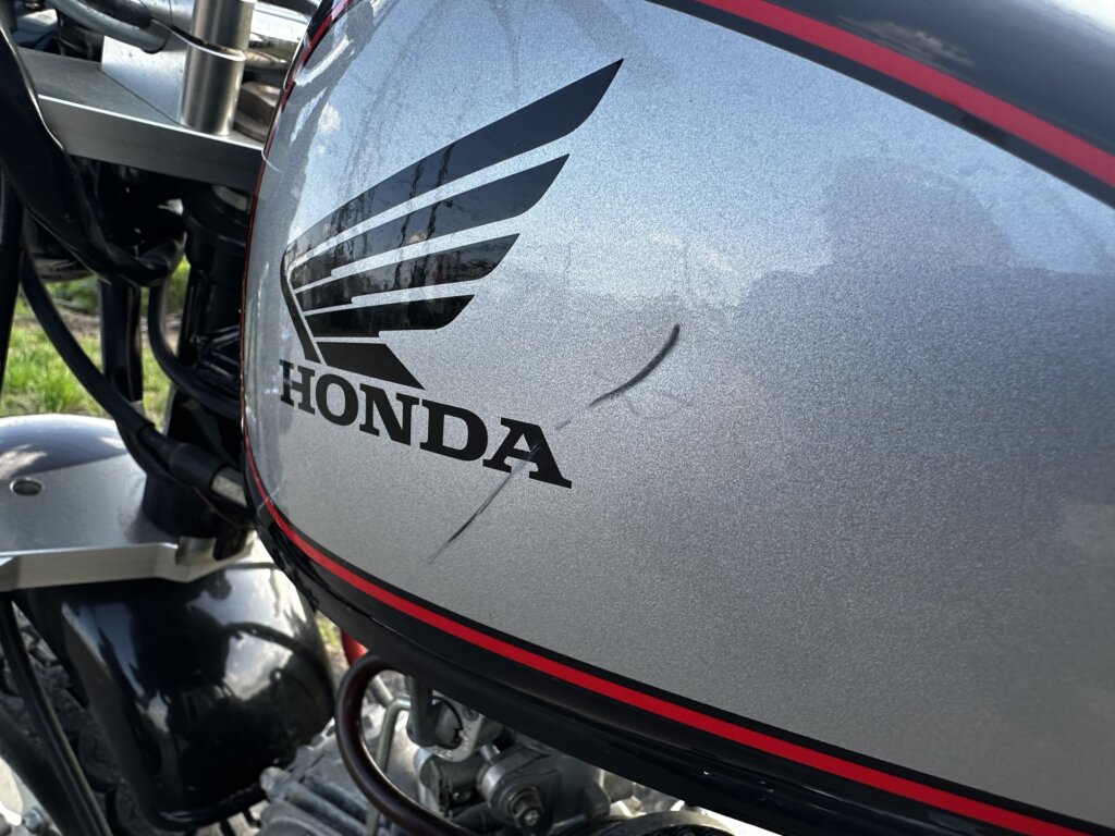 ホンダモンキーAB27型 タンク側面の傷写真