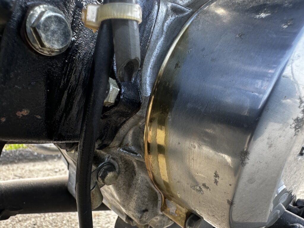 モンキーAB27型 エンジン周辺のガソリン滲み写真