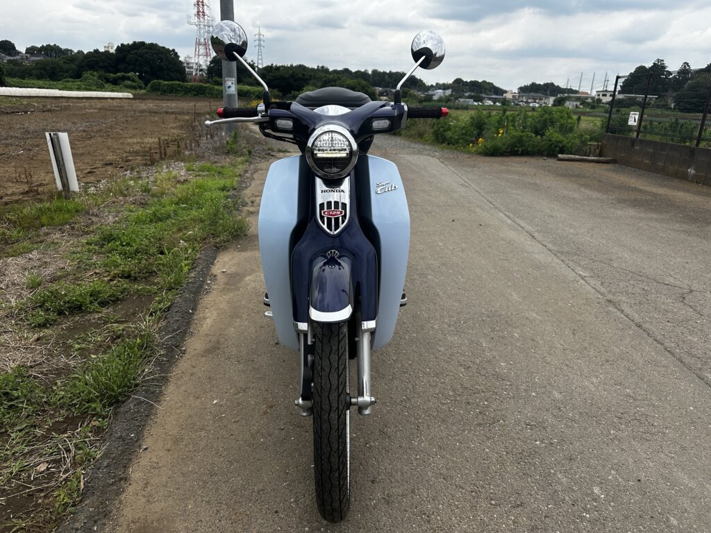 2022年式ホンダ スーパーカブC125のフロント正面と丸型ヘッドライト