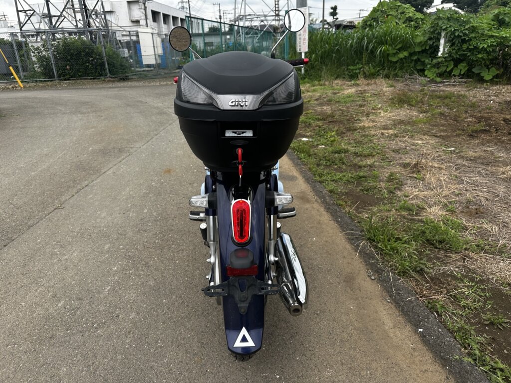 リアボックスを装着したホンダ スーパーカブC125の後方