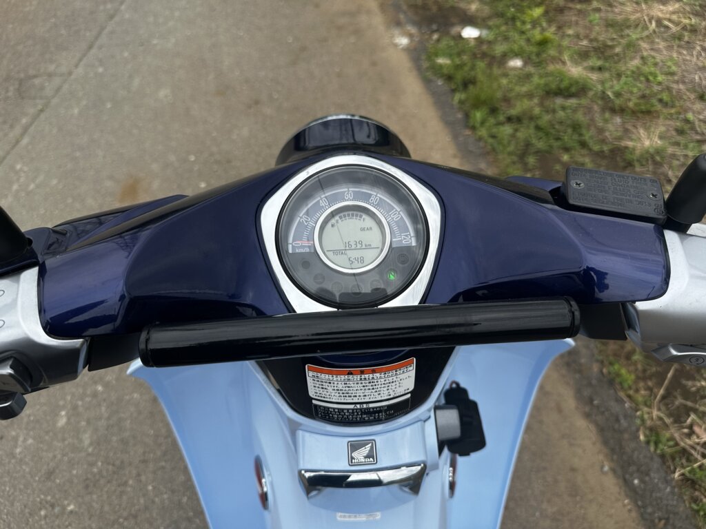 走行距離1639kmを表示する2022年式スーパーカブC125のメーター