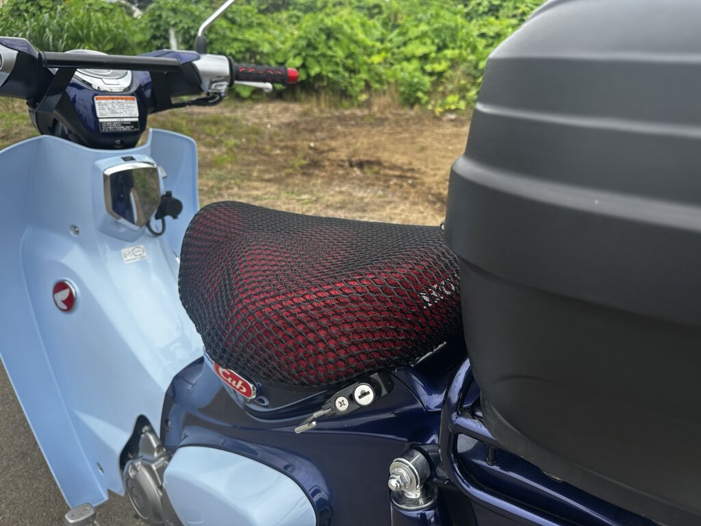 シートカバーとリアボックスを装着したホンダ スーパーカブC125