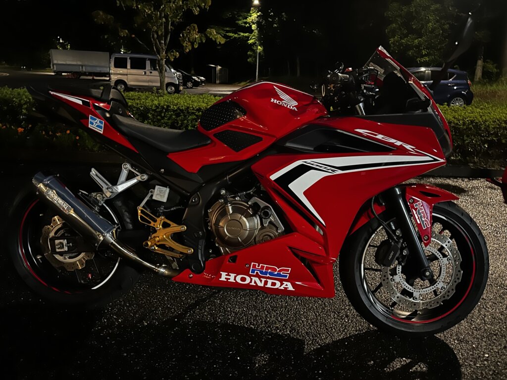 ホンダ CBR400Rの右側面。MORIWAKIのロゴが入ったサイレンサーと金色のステップが見える