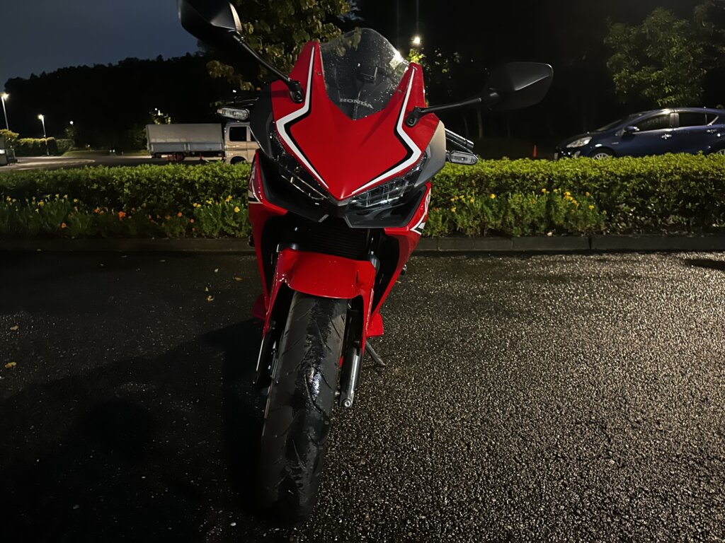 ホンダ CBR400Rの正面。LEDのヘッドライトと左右のミラーが見える