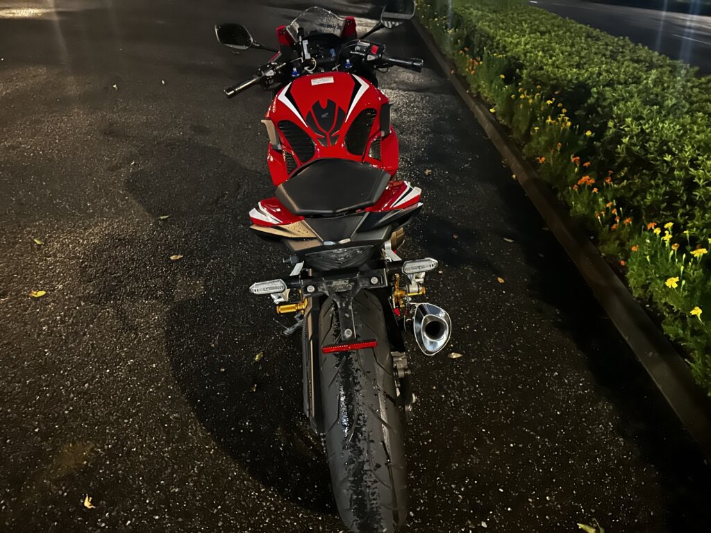 ホンダ CBR400Rの後方。フェンダーレスキットとサイレンサーが見える