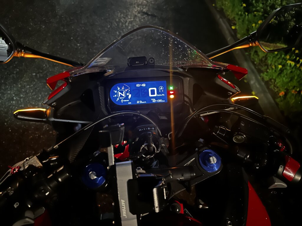 ホンダ CBR400Rの液晶メーターとハンドルまわり
