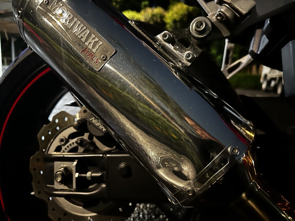 CBR400Rのモリワキ製サイレンサーの拡大。下側に立ちごけで付いた凹みがある